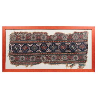 Tapiz. Persia, Siglo XX. Estilo turcomano.  Elaborado a mano con fibras de algodón. Diseños tribales. Enmarcado. 100 x 50 cm