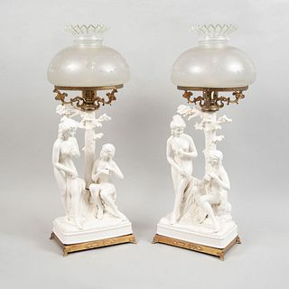 Par de lámparas de mesa. Siglo XX. Estilo Art Nouveau. Elaboradas en semi porcelana acabado brillante y metal dorado.
