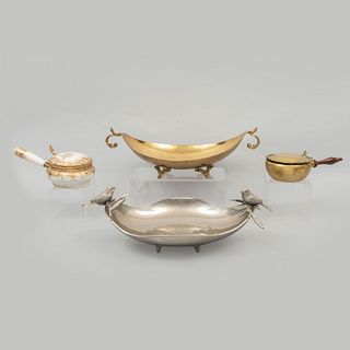 Lote de 4 piezas. Siglo XX. Elaboradas en porcelana, metal dorado y plateado. Consta de: 2 centros de mesa y 2 mayordormos.