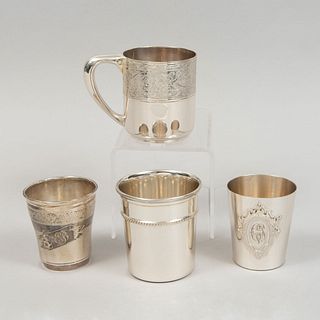 Lote de taza y vasos. Siglo XX. Elaborados en plata. 2 sellados sterling .925 Consta de taza y 3 vasos. Peso total: 520 g.