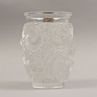Florero. Francia, siglo XX. Elaborado en cristal opaco Lalique. Firmado. Decorado con motivos florales y zoomorfos a manera de ave.