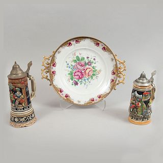 Lote de 3 piezas. Francia y Alemania. SXX. Elaborados en porcelana Limoges y cerámica. Consta de: centro de mesa y 2 tarros cerveceros.