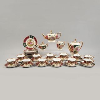 Juego de té. Austria. Siglo XX. Elaborado en porcelana J.K.Decor CARLSBAD. Servicio para 11 personas. Consta de: 11 platos. Otros.