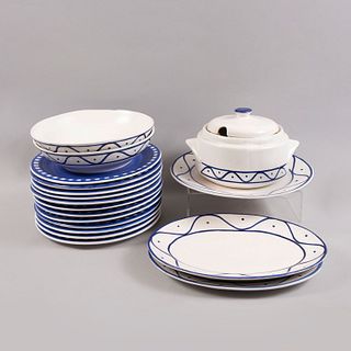 Lote de 18 piezas. Siglo XX. Elaborados en cerámica Marca Haus. Consta de: sopera, 2 tazones de servicio y 15 platos.