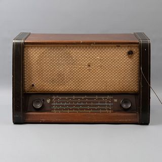 Radio de bulbos. Alemania. Siglo XX. Caja de madera. Marca Blaupunkt. Modelo E 52. Con perillas y una bocina. 38 x 61 x 27 cm.