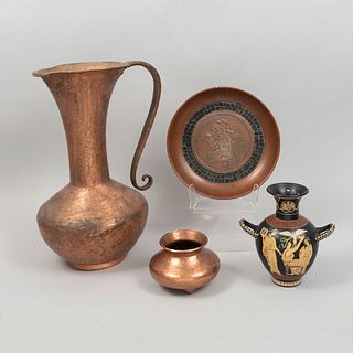 Lote mixto de 4 piezas. Diferentes orígenes. Siglo XX. En cobre y terracota policromada. Consta de: jarra, plato, depósito y ánfora.