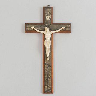 Crucifijo. Siglo XX.  Talla en márfil y cruz de madera. Detalles de conservación y faltantes. 14 cm (marfil).
