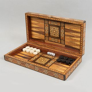 Backgammon. Siglo XX. Estilo Marroquí. Estuche-tablero de madera con aplicaciones de taraceado, con 30 fichas de resina y 4 da...