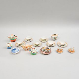 Lote de juegos abiertos de té miniatura. Diferentes orígenes, marcas y diseños. Elaborados en porcelana. Piezas: 25.