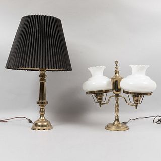 Lote de 2 lámparas de mesa. Siglo XX. Elaboradas en metal dorado. Electrificadas para una y 2 luces. Una con pantalla arpillada.