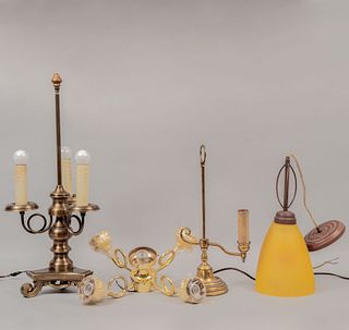 Lote de 4 lámparas. Siglo XX. Diferentes diseños. Elaboradas en metal dorado. Electrificadas para una, 3 y 5 luces.