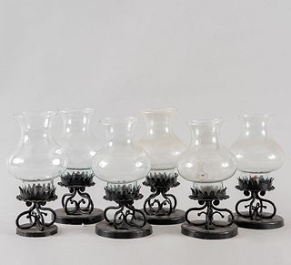 Lote de 6 candeleros. Siglo XX. Elaborados en hierro. Con pantallas de vidrio y soportes circulares.