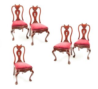 Lote de 5 sillas. Siglo XX. Estilo Chippendale. En talla de madera. Con respaldos semiabiertos y asientos en tapicería roja.
