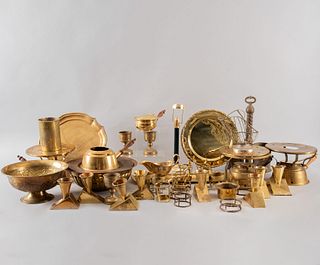Lote de 30 piezas. Siglo XX. Elaborados en metal dorado. Consta de: charola, infiernillos, mayordomo, frutero, depósitos, otros.