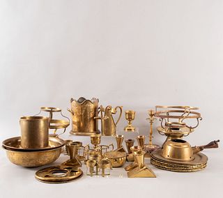 Lote de 30 piezas. Siglo XX. Elaborados en metal dorado. Consta de: platos, infiernillos, hielera, depósitos, portabotella, otros.