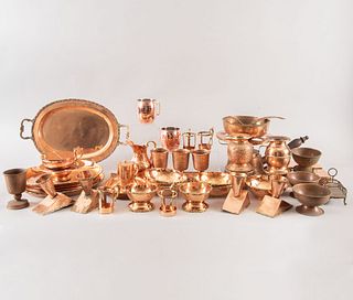 Lote de 40 piezas. Siglo XX. Elaborados en cobre y metal dorado. Consta de: charola, jarra, floreros, azucareras, tazones, otros.