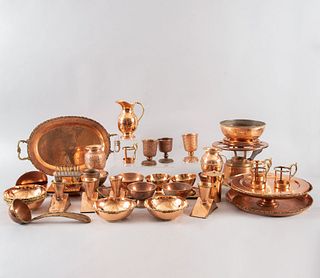 Lote de 40 piezas. Siglo XX. Elaborados en cobre. Consta de: charola, cucharón, jarra, florero, tazones, tazas, platos, Otros.