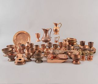 Lote de 40 piezas. Siglo XX. Elaborados en cobre. Consta de: charola, cucharón, jarras, floreros, tazones, tazas, platos, Otros.