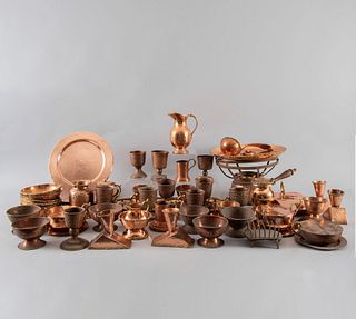 Lote de 40 piezas. Siglo XX. Elaborados en cobre. Consta de: charolas, cucharón, jarra, florero, tazones, tazas, platos, otros.