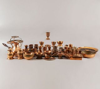 Lote de 40 piezas. Siglo XX. Elaborados en cobre. Consta de: cucharón, jarra, floreros, tazones, hueveras, copas y depósitos.