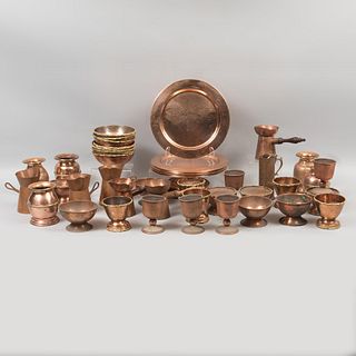 Lote de 40 piezas. Siglo XX. Elaborados en cobre. Consta de: platos, tazones, copas, hueveras y floreros.