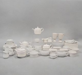 Lote de artículos de mesa. Diferentes orígenes. Siglo XX. Elaborados en porcelana y cerámica. Algunos Noritake. Consta de:...