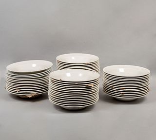 Lote de 40 platos para sopa. Siglo XX. Elaborados en cerámica Perpetual.