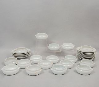 Lote de tazones y platos para sopa. Siglo XX. Elaborados en cerámica. Piezas: 25