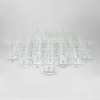 Lote 70 vasos de trago largo. Siglo XX. Elaborados en vidrio.