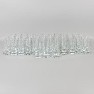 Lote 70 vasos de trago largo. Siglo XX. Elaborados en vidrio.
