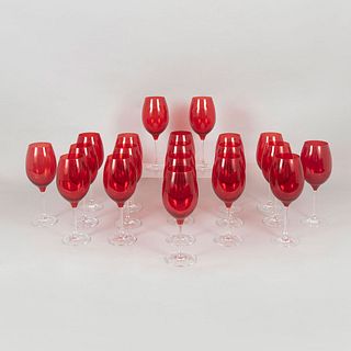 Lote de 20 copas. Siglo XX. Elaboradas en cristal rojo y transparente.