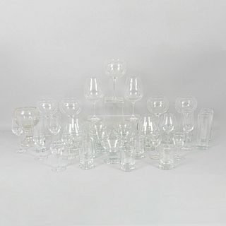 Lote de 90 copas y vasos. Diferentes orígenes. Siglo XX. Elaborados en vidrio. Algunos Stölzle. Para coctél, licor dulce, otros.