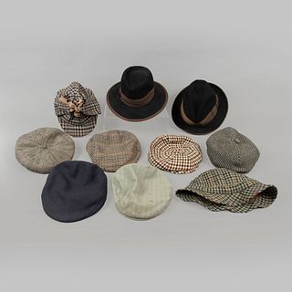 Lote de 10 sombreros. Siglo XX. Diseño inglés. Elaborados en fieltro, algodón y lana. Diferentes marcas, colores y estilos.