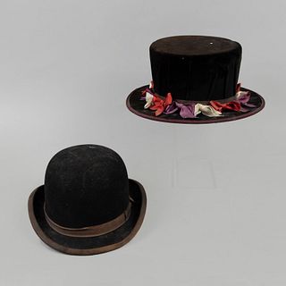 Lote de 2 sombreros. Siglo XX. Elaborados en paño. Uno estilo Homburg. Uno decorado con moños de colores.