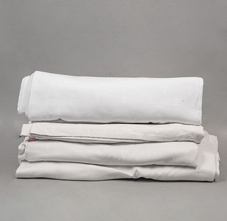 Lote de 4 manteles y cubre manteles. Siglo XX. Elaborados en tela color blanco y beige. Detalles de conservación.