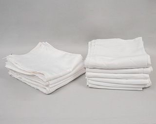 Lote de 50 servilletas. Siglo XX. Elaboradas en tela color blanco.