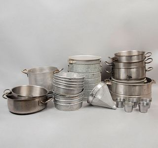 Lote de artículos para cocina. Siglo XX. Elaborados en metal. Consta de: ollas, colador, moldes y cacerolas. Piezas:
