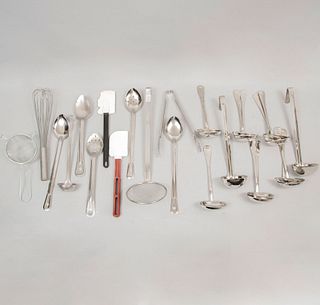 Lote de utencilios de cocina. Siglo XX. Elaborados en metal plateado y acero inoxidable. Consta de: coladores, cucharones, pal...