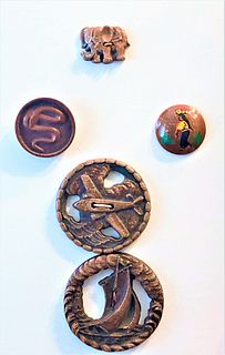 A GROUP OF FIVE WOOD AND BURWOOD BUTTONS