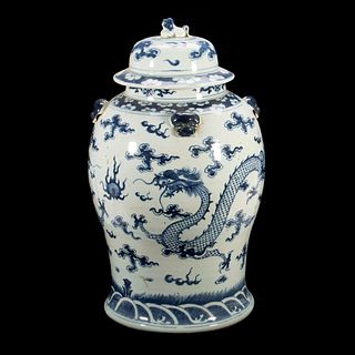 A 18th-/19th century blue and white 'dragon' jar