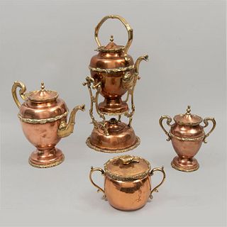 Servicio de té. Siglo XX. Elaborado en metal. Acabado cobre. Consta de: samovar, tetera, azucarera y terronera.