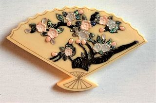 AN EXQUISTE REALISTIC FAN SHAPED SHIBAYAMA INLAY BUTTON