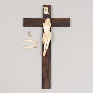Crucifijo. Siglo XX. En talla de marfil y madera. Con cartela "INRI".