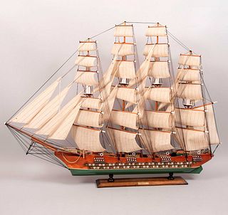 Fragata. Siglo XX. Diseño a escala del siglo XVIII. En talla de madera. Con base de madera y aplicaciones de metal.