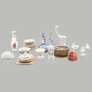 Lote mixto de 40 piezas. Diferentes orígenes y marcas. En porcelana y cerámica. Consta de: jarrón, tazón, servilletero, otros.