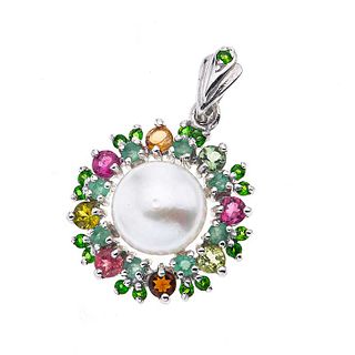 Pendiente con perla, turmalinas y esmeralda en plata .925. . 1 perla cultivada forma de botón color blanco de 10 mm.