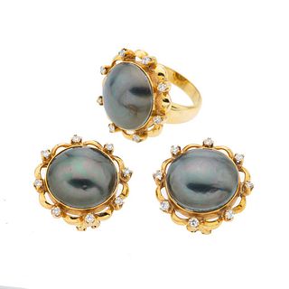 Juego de anillo y par de aretes con medias perlas y diamantes en oro amarillo de 14k. Talla anillo: 6 ¼  Aretes con poste