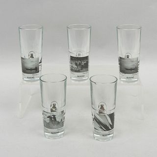 Lote de 5 vasos tequileros. México. Siglo XX. Diseño para Tequila Alteño. Elaborados en vidrio. Firmados y decorados.