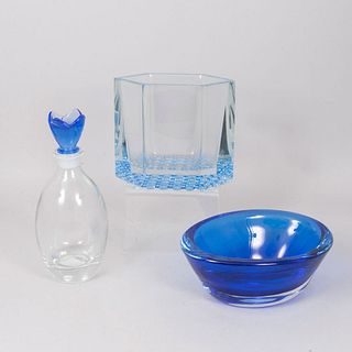 Lote de cristalería Siglo XX. Elaborados en vidrio. Consta de: licorera, centro de mesa, florero. Decorados en color azul.