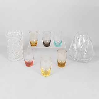 Lote de 8 piezas. Diferentes orígenes y diseños. SXX. En cristal, unos Moser. Consta de: 6 vasos, florero, centro de mesa.